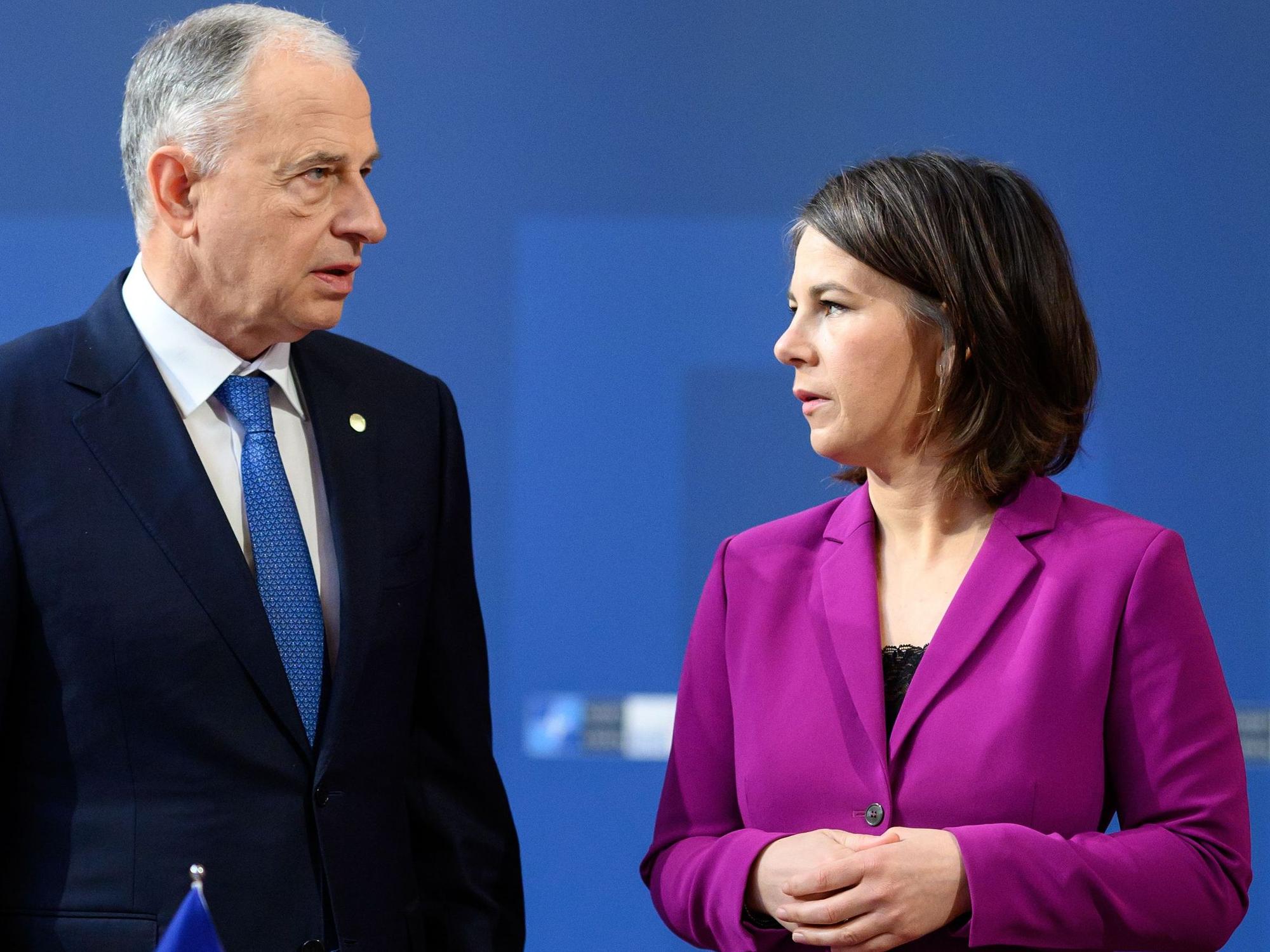 Mircea Geoana (l), stellvertretender Nato-Generalsekretär, und Annalena Baerbock unterhalten sich beim Nato-Treffen am 15. Mai 2022.