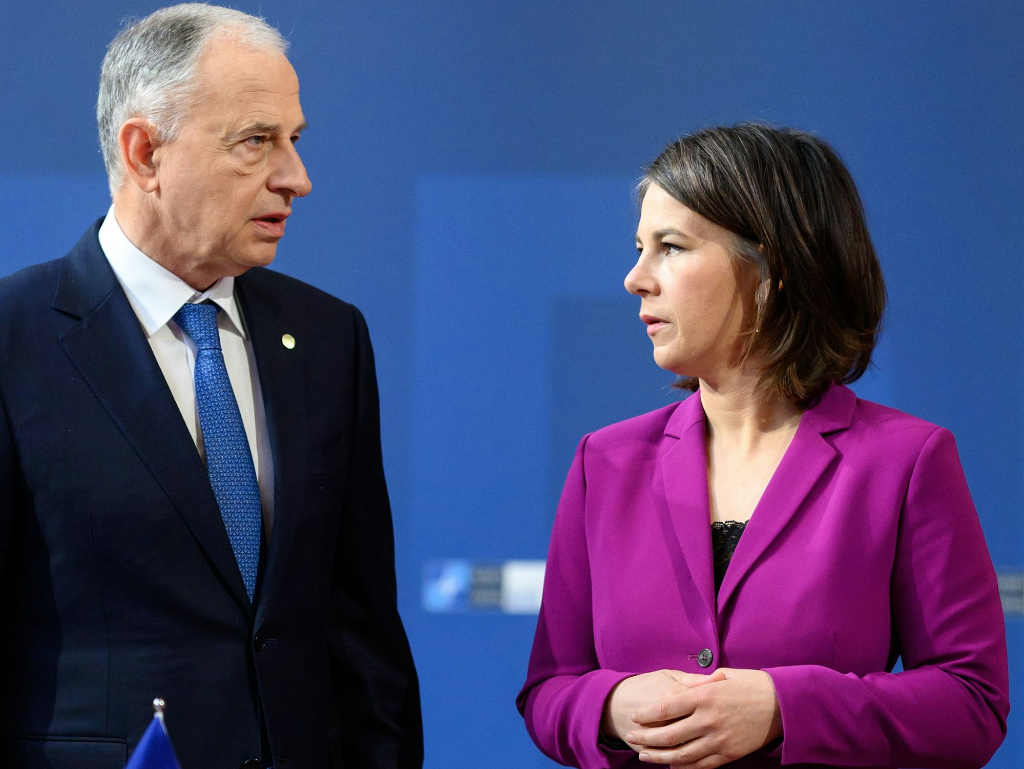 Mircea Geoana (l), stellvertretender Nato-Generalsekretär, und Annalena Baerbock unterhalten sich beim Nato-Treffen am 15. Mai 2022.