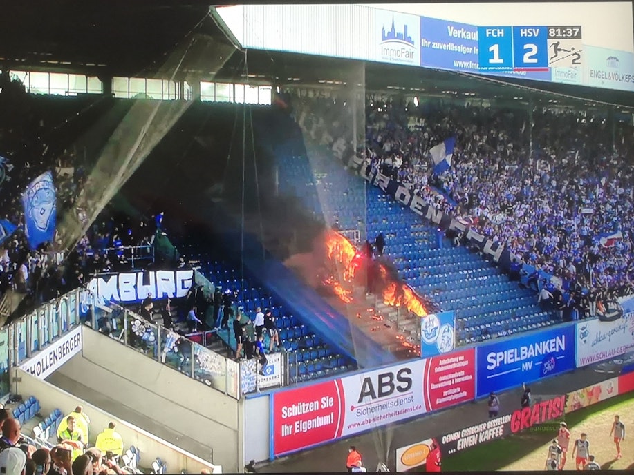 Feuer in einem Puffer-Block beim Spiel zwischen Hansa Rostock und dem Hamburger SV im Zweitliga-Duell