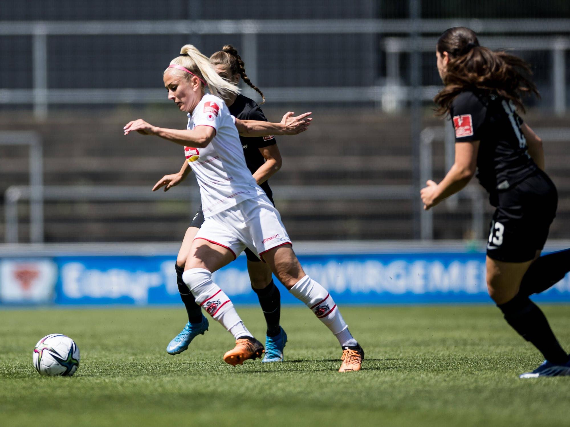 Mandy Islacker vom 1. FC Köln behauptet den Ball gegen zwei Freiburgerinnen.