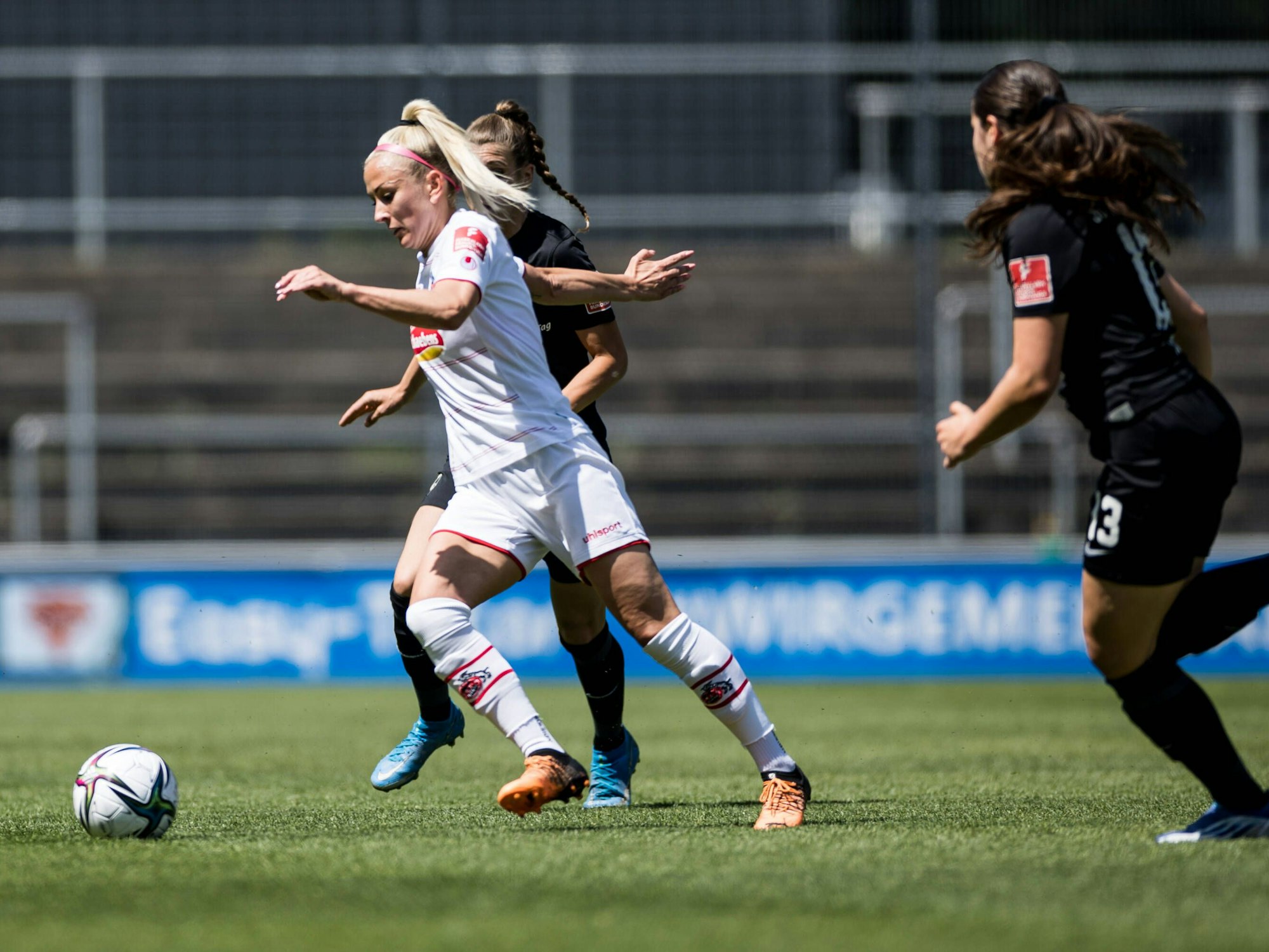 Mandy Islacker vom 1. FC Köln behauptet den Ball gegen zwei Freiburgerinnen.