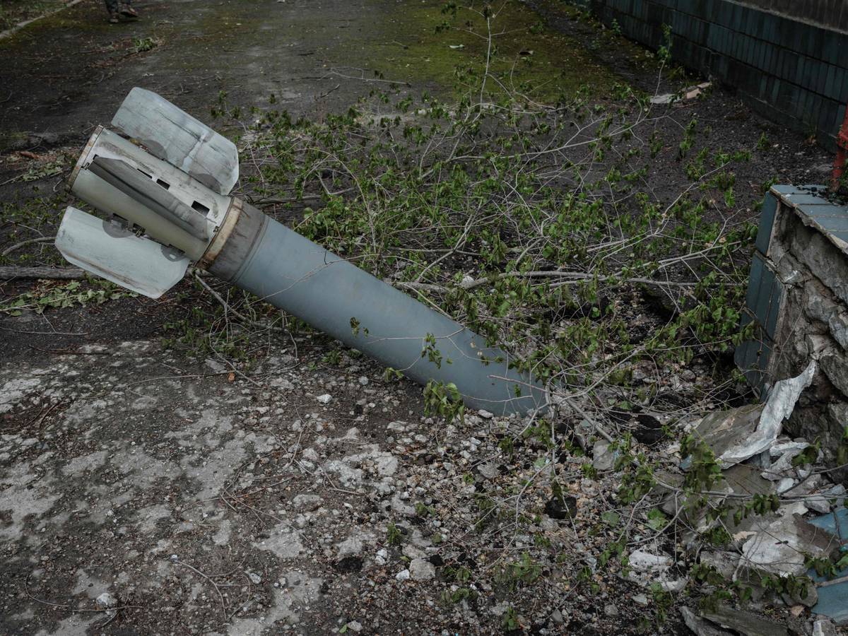 Russland soll Phosphorbomen auf das Asow-Stahlwerk abgeworfen haben. Nach unbestätigten Angaben waren diese mit einer Aufschrift zum ESC markiert. Das Symbolfoto zeigt eine nicht explodierte Bombe auf dem Gelände eines Kindergartens in der Donbas-Region und steht nicht im direkten Zusammenhang.