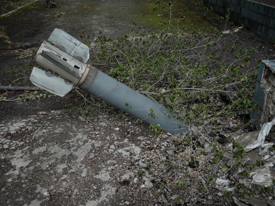 Russland soll Phosphorbomen auf das Asow-Stahlwerk abgeworfen haben. Nach unbestätigten Angaben waren diese mit einer Aufschrift zum ESC markiert. Das Symbolfoto zeigt eine nicht explodierte Bombe auf dem Gelände eines Kindergartens in der Donbas-Region und steht nicht im direkten Zusammenhang.