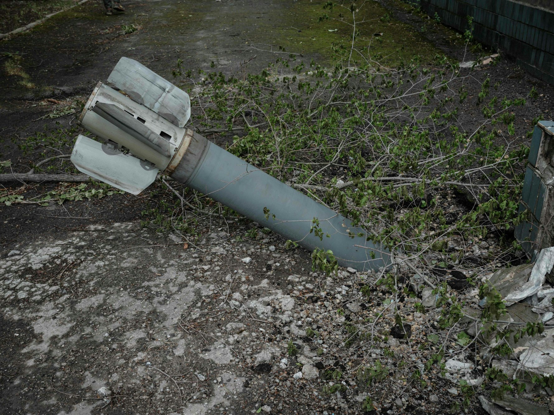Russland soll Phosphorbomen auf das Asow-Stahlwerk abgeworfen haben. Nach unbestätigten Angaben waren diese mit einer Aufschrift zum ESC markiert. Das Symbolfoto zeigt eine nicht explodierte Bombe auf dem Gelände eines Kindergartens in der Donbas-Region und steht nicht im direkten Zusammenhang.