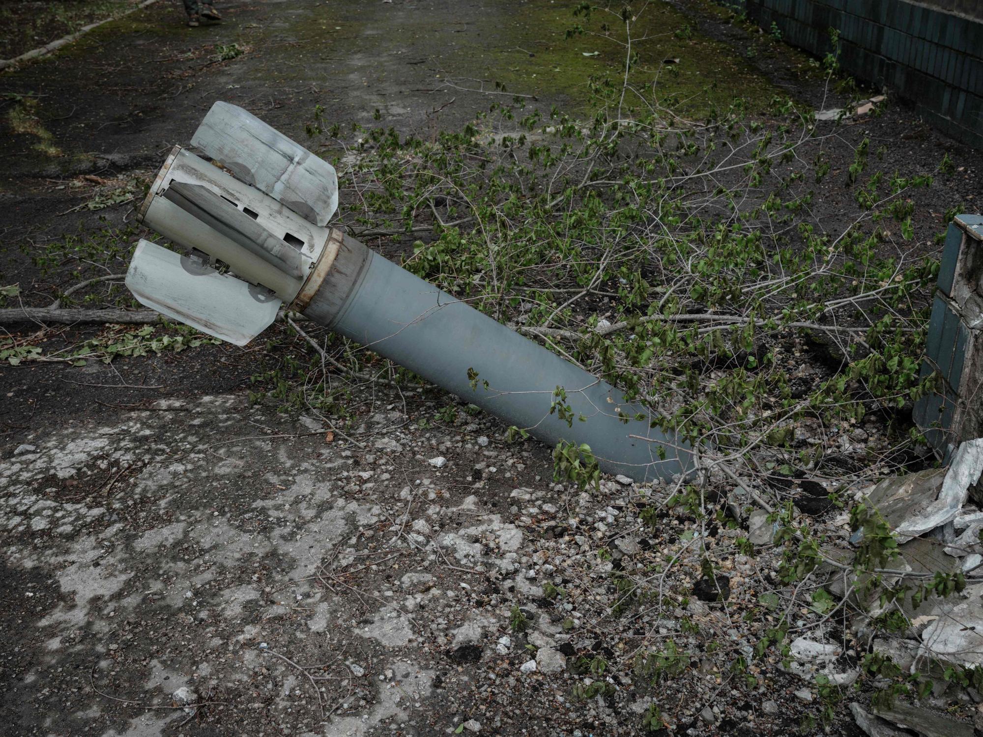 Russland soll Phosphorbomen auf das Asow-Stahlwerk abgeworfen haben. Nach unbestätigten Angaben waren diese mit einer Aufschrift zum ESC markiert. Das Symbolfoto zeigt eine nicht explodierte Bombe auf dem Gelände eines Kindergartens in der Donbas-Region und steht nicht im direkten Zusammenhang.