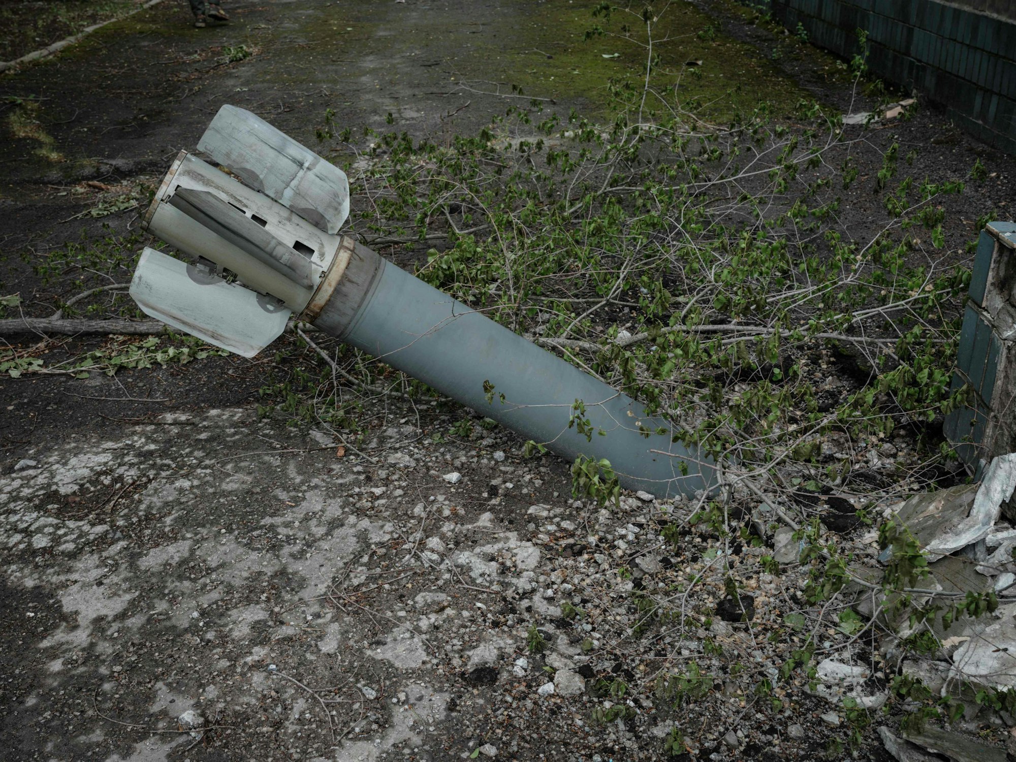 Russland soll Phosphorbomen auf das Asow-Stahlwerk abgeworfen haben. Nach unbestätigten Angaben waren diese mit einer Aufschrift zum ESC markiert. Das Symbolfoto zeigt eine nicht explodierte Bombe auf dem Gelände eines Kindergartens in der Donbas-Region und steht nicht im direkten Zusammenhang.