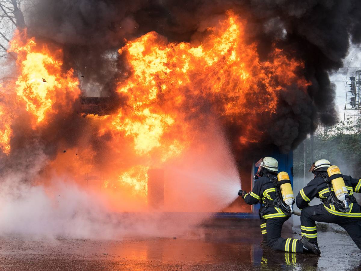 Bei einem Großbrand auf einem Campingplatz in Roth (Bayern) wurden mehrere Menschen verletzt. Unser Symbolfoto zeigt Einsatzkräfte der Feuerwehr bei einer Übung.
