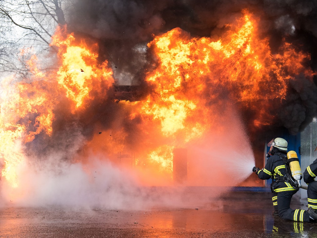 Bei einem Großbrand auf einem Campingplatz in Roth (Bayern) wurden mehrere Menschen verletzt. Unser Symbolfoto zeigt Einsatzkräfte der Feuerwehr bei einer Übung.