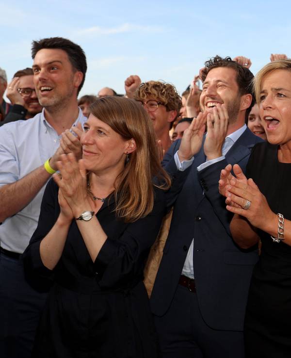 Mona Neubaur (2.v.r), NRW-Spitzenkandidatin von Bündnis 90/Die Grünen, Felix Banaszak (3.v.r.), Vorsitzender von Bündnis 90/Die Grünen in Nordrhein-Westfalen, Josefine Paul (r, Bündnis 90/Die Grünen) und Verena Schäffer (2.v.l., Bündnis 90/Die Grünen) freuen sich nach den ersten Prognosen bei der Wahlparty der Grünen am 15. Mai 2022 vor dem Apollo.