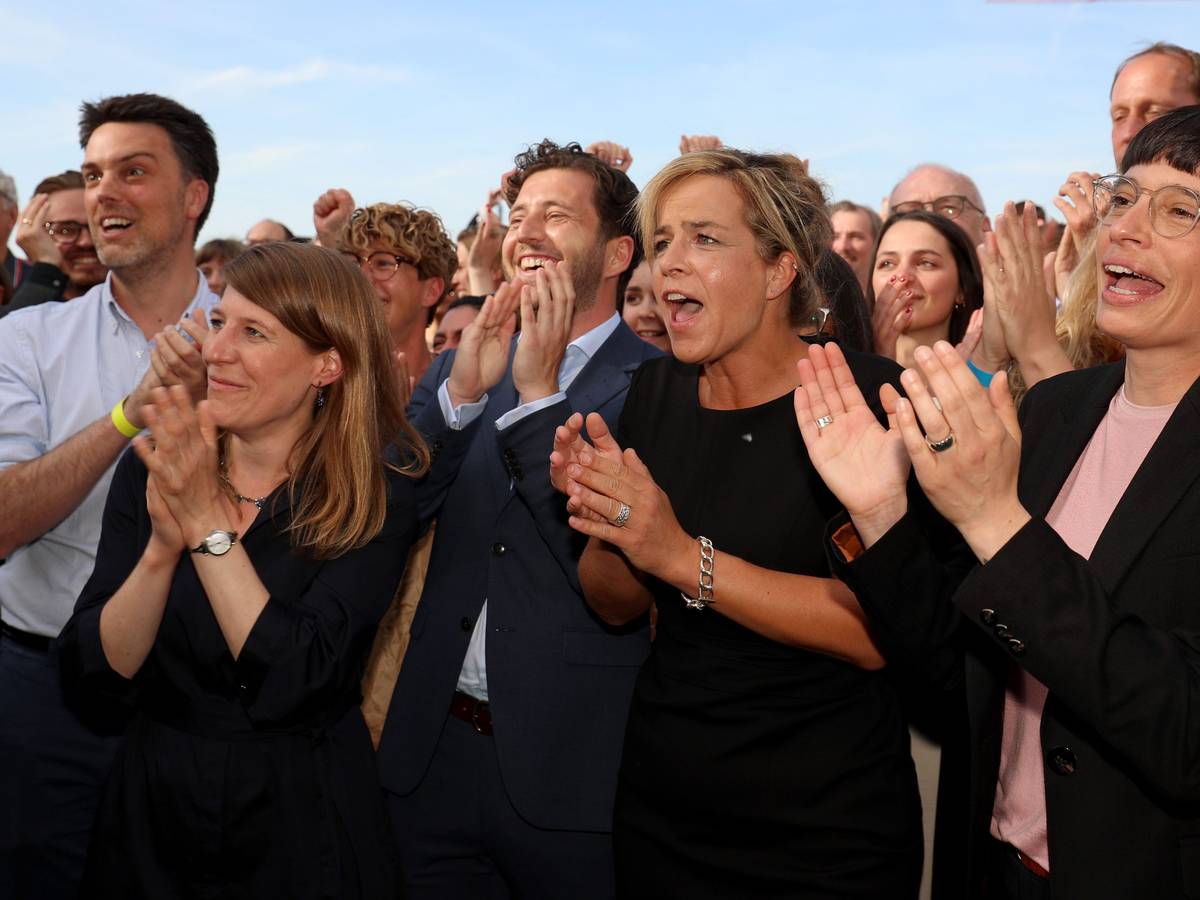 Mona Neubaur (2.v.r), NRW-Spitzenkandidatin von Bündnis 90/Die Grünen, Felix Banaszak (3.v.r.), Vorsitzender von Bündnis 90/Die Grünen in Nordrhein-Westfalen, Josefine Paul (r, Bündnis 90/Die Grünen) und Verena Schäffer (2.v.l., Bündnis 90/Die Grünen) freuen sich nach den ersten Prognosen bei der Wahlparty der Grünen am 15. Mai 2022 vor dem Apollo.