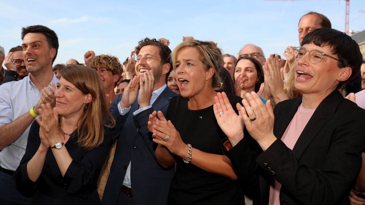 Mona Neubaur (2.v.r), NRW-Spitzenkandidatin von Bündnis 90/Die Grünen, Felix Banaszak (3.v.r.), Vorsitzender von Bündnis 90/Die Grünen in Nordrhein-Westfalen, Josefine Paul (r, Bündnis 90/Die Grünen) und Verena Schäffer (2.v.l., Bündnis 90/Die Grünen) freuen sich nach den ersten Prognosen bei der Wahlparty der Grünen am 15. Mai 2022 vor dem Apollo.