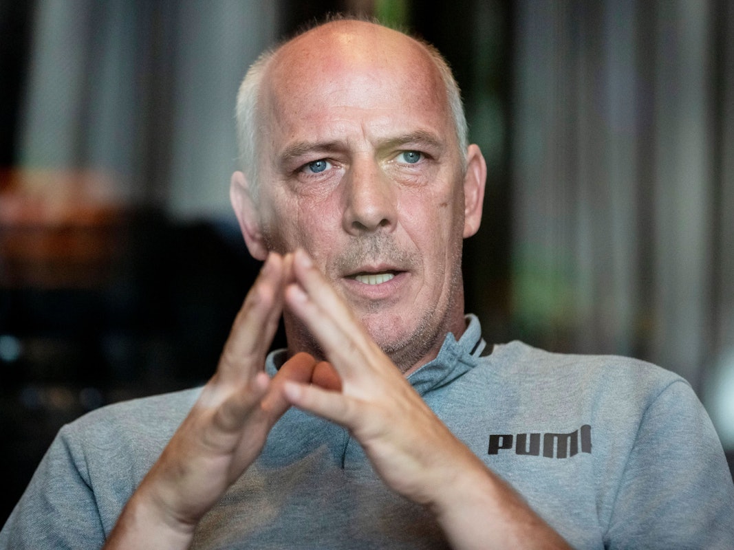 Mario Basler bei einem Interviewtermin am 27. August 2019 mit gefalteten Händen.