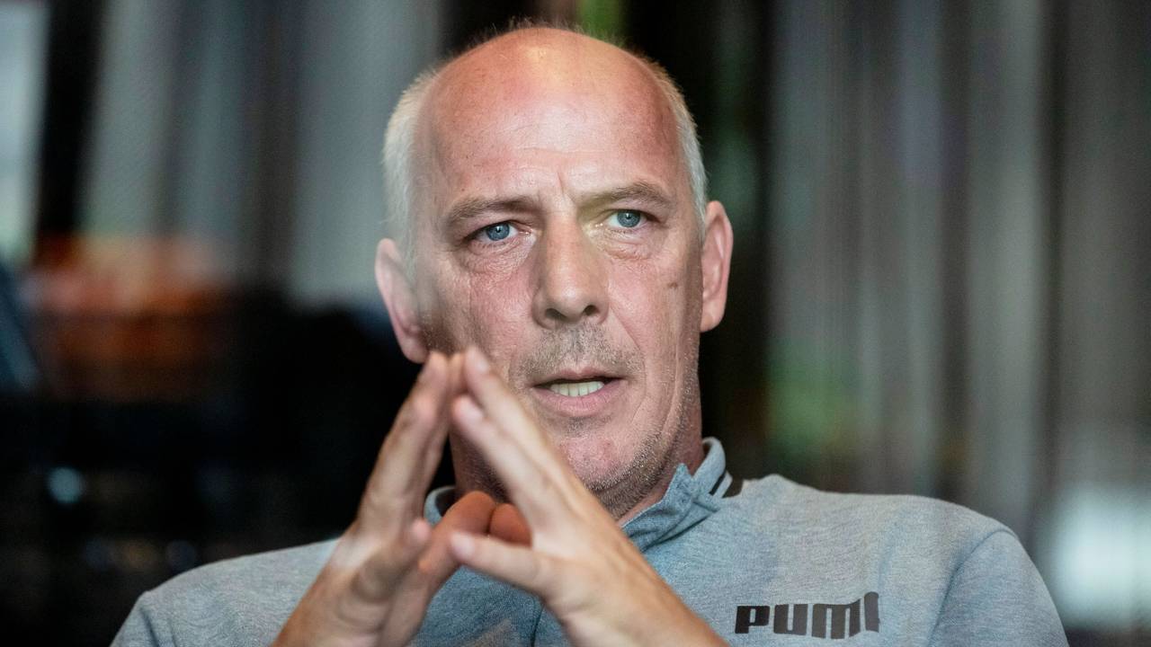 Mario Basler bei einem Interviewtermin am 27. August 2019 mit gefalteten Händen.