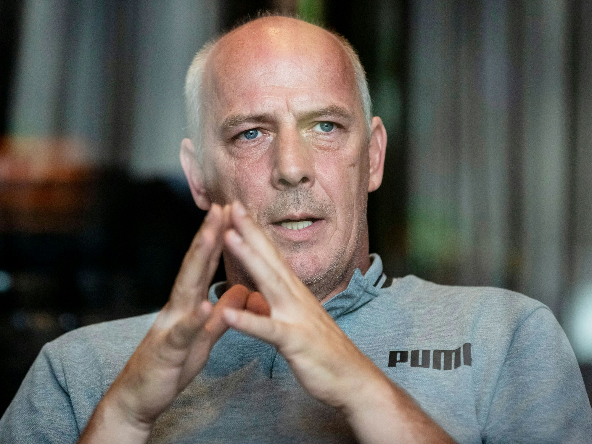 Mario Basler bei einem Interviewtermin am 27. August 2019 mit gefalteten Händen.