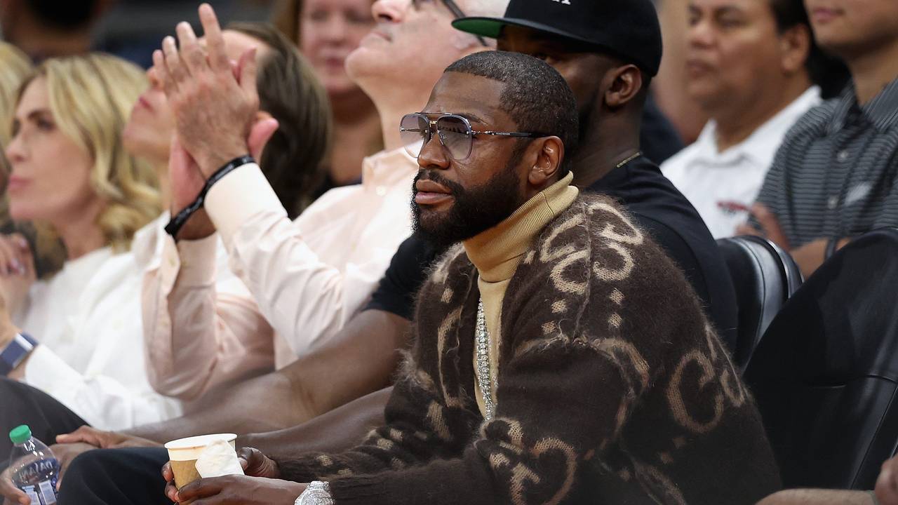 Floyd Mayweather schaut sich mit Freunden das zweite Spiel der New Orleans Pelicans gegen die Phoenix Suns an.