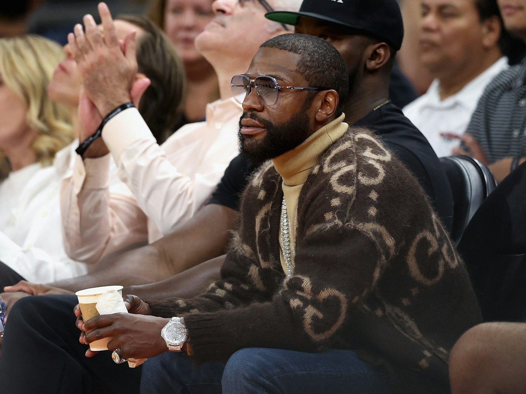 Floyd Mayweather schaut sich mit Freunden das zweite Spiel der New Orleans Pelicans gegen die Phoenix Suns an.