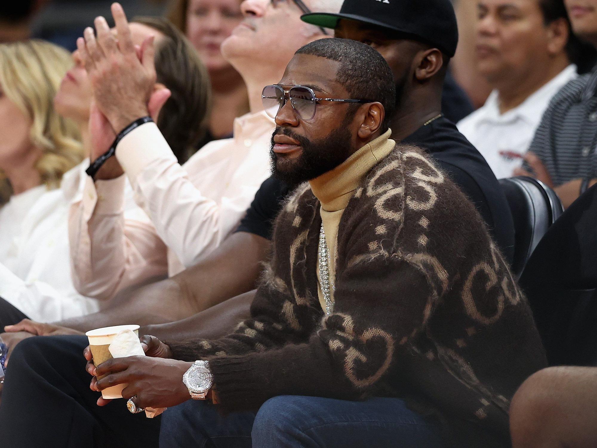 Floyd Mayweather schaut sich mit Freunden das zweite Spiel der New Orleans Pelicans gegen die Phoenix Suns an.
