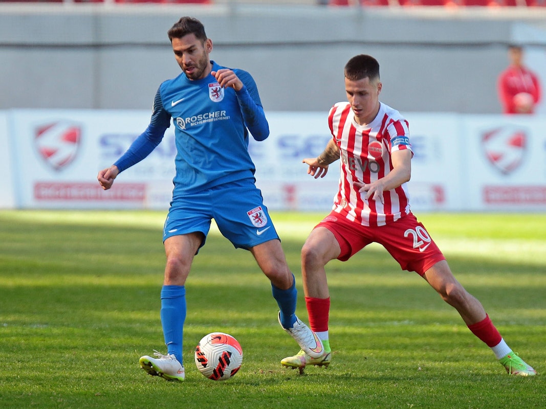 Denis Huseinbasic im Zweikampf mit Nejmeddin Daghfous