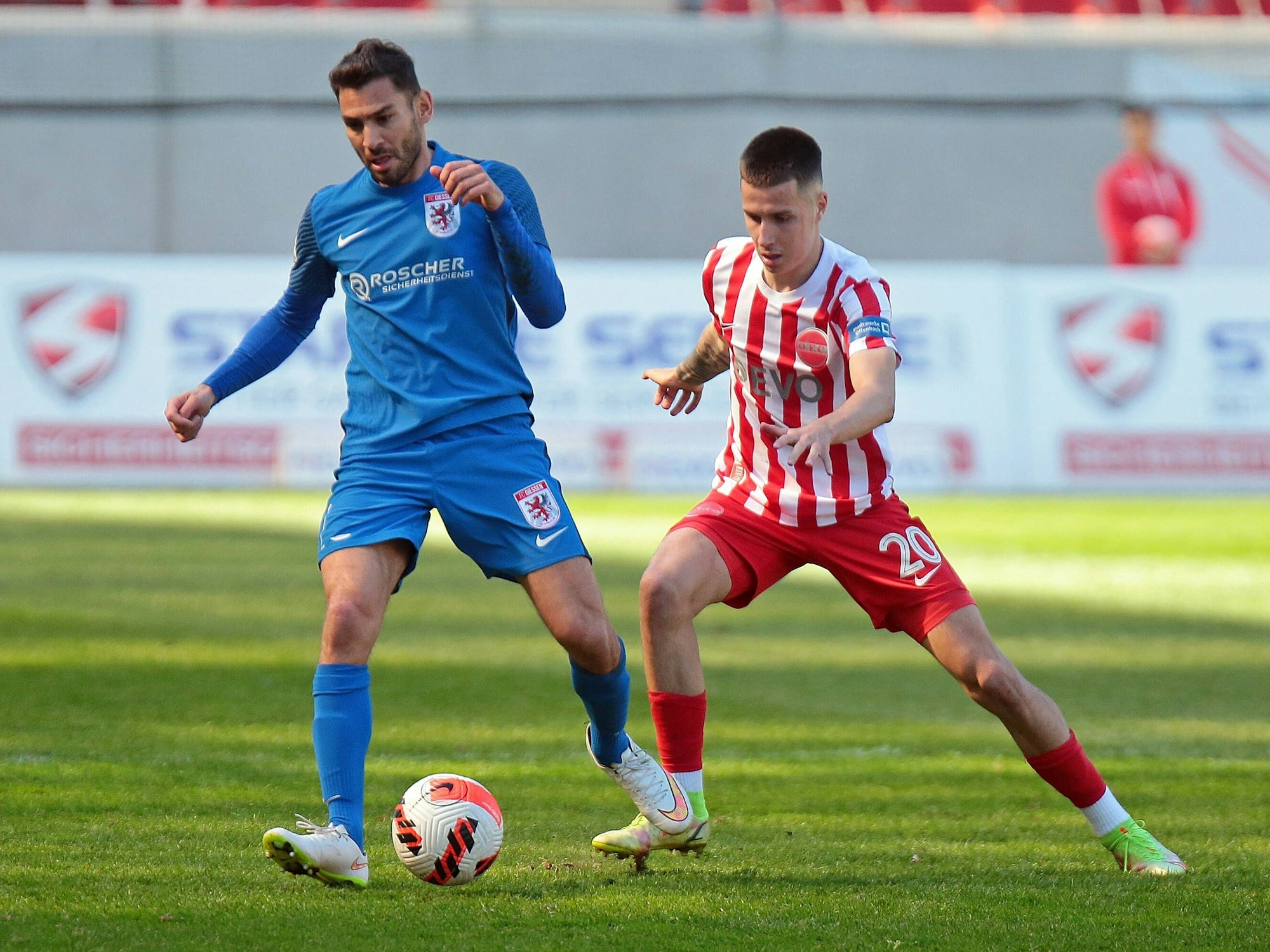 Denis Huseinbasic im Zweikampf mit Nejmeddin Daghfous