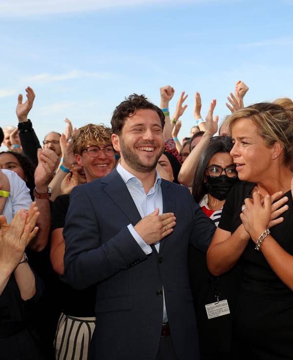 Mona Neubaur, Spitzenkandidatin der Grünen bei der NRW-Wahl 2022, jubelt am 15. Mai 2022 in Düsseldorf mit ihren Fans, Kolleginnen und Kollegen.