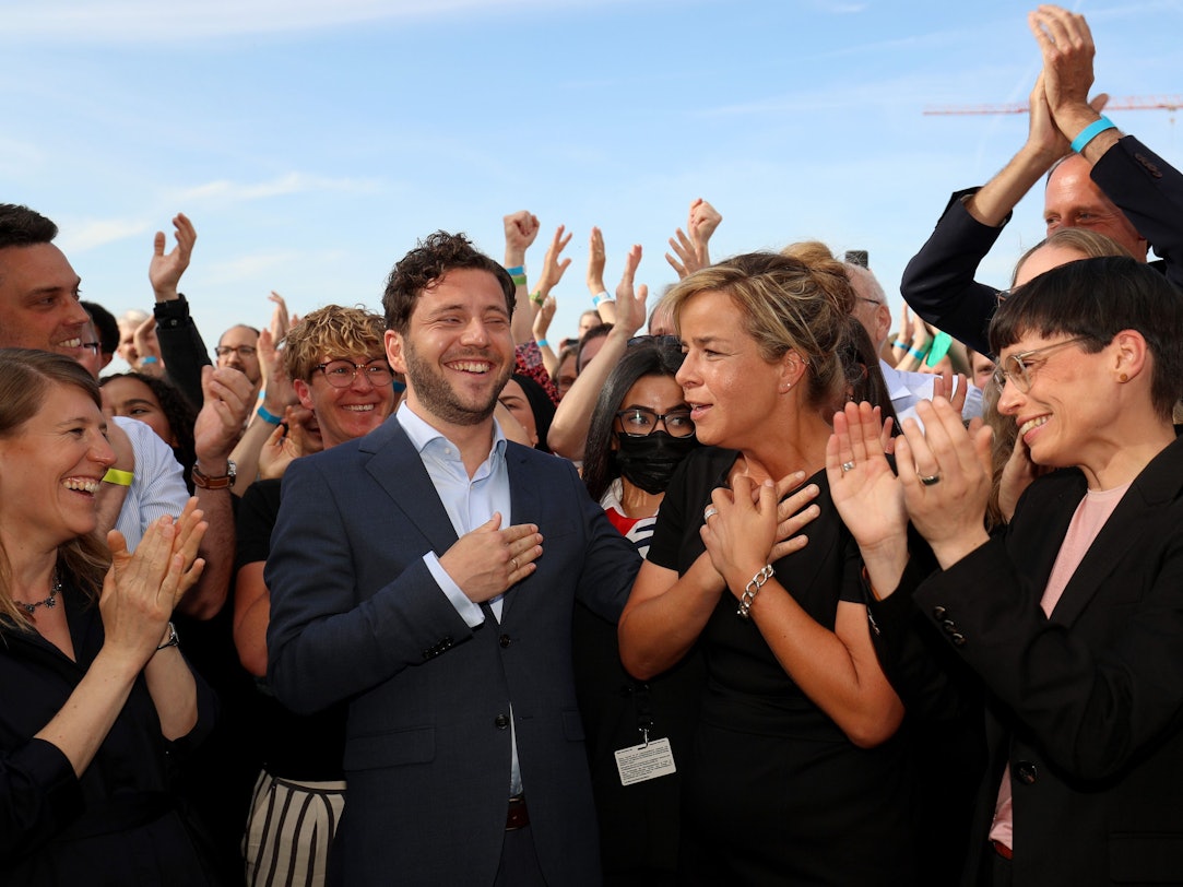 Mona Neubaur, Spitzenkandidatin der Grünen bei der NRW-Wahl 2022, jubelt am 15. Mai 2022 in Düsseldorf mit ihren Fans, Kolleginnen und Kollegen.