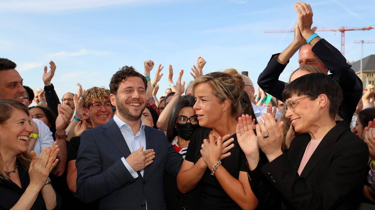 Mona Neubaur, Spitzenkandidatin der Grünen bei der NRW-Wahl 2022, jubelt am 15. Mai 2022 in Düsseldorf mit ihren Fans, Kolleginnen und Kollegen.