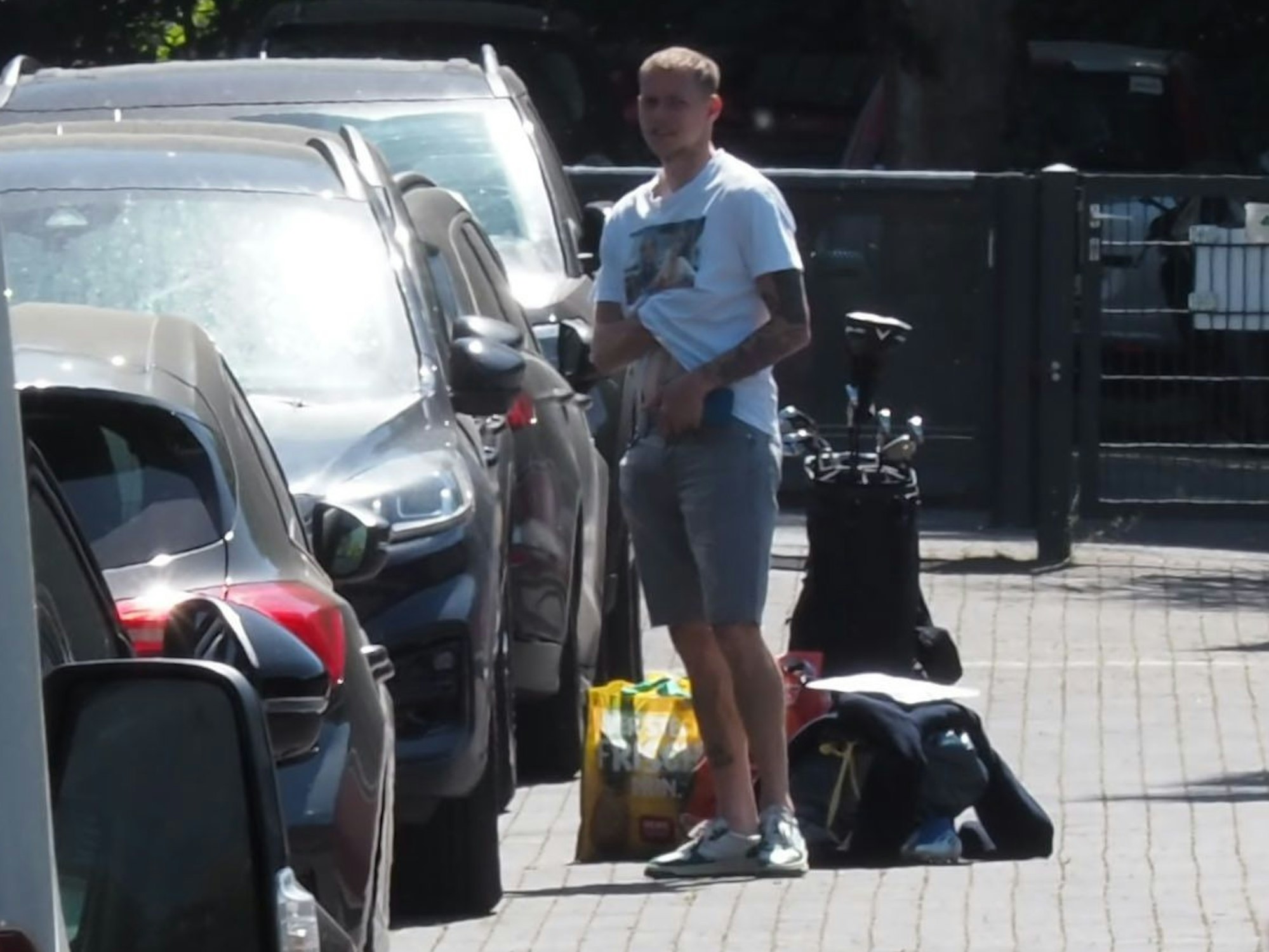 Ondrej Duda packt seine Sachen, unter anderem Golf-Utensilien, ins Auto.