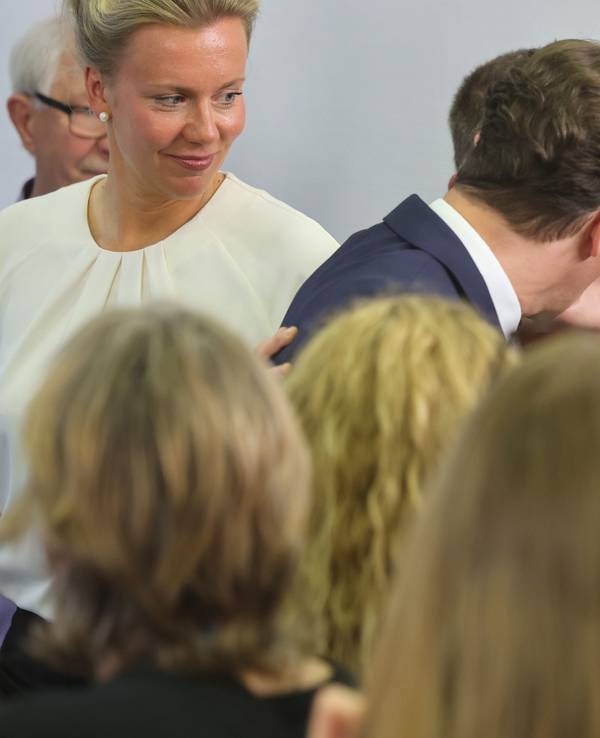 Kurz nach der Landtagswahl in Nordrhein-Westfalen am 15. Mai küsst Ministerpräsident Hendrik Wüst seine Frau Katharina auf der Party in Düsseldorf.