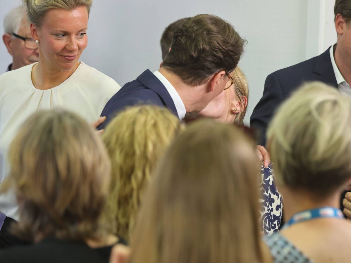 Kurz nach der Landtagswahl in Nordrhein-Westfalen am 15. Mai küsst Ministerpräsident Hendrik Wüst seine Frau Katharina auf der Party in Düsseldorf.