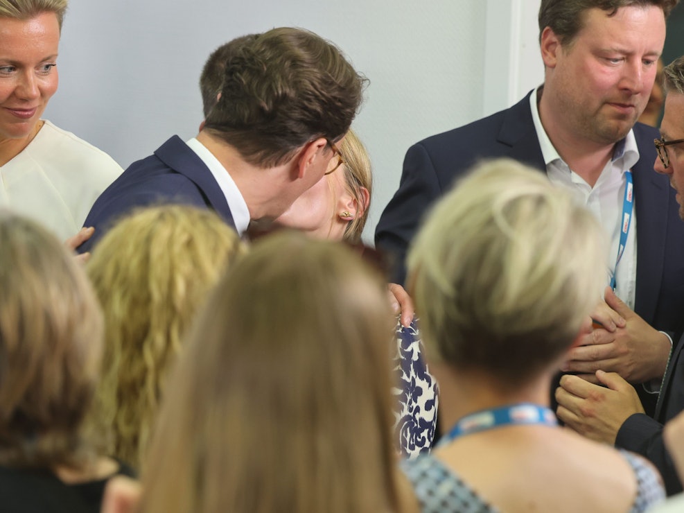 Kurz nach der Landtagswahl in Nordrhein-Westfalen am 15. Mai küsst Ministerpräsident Hendrik Wüst seine Frau Katharina auf der Party in Düsseldorf.