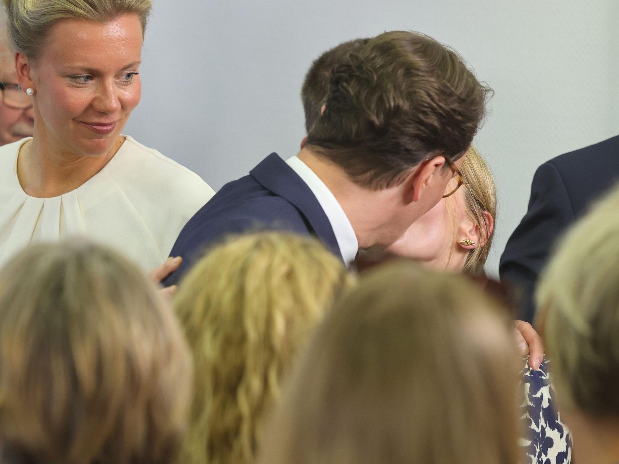 Kurz nach der Landtagswahl in Nordrhein-Westfalen am 15. Mai küsst Ministerpräsident Hendrik Wüst seine Frau Katharina auf der Party in Düsseldorf.