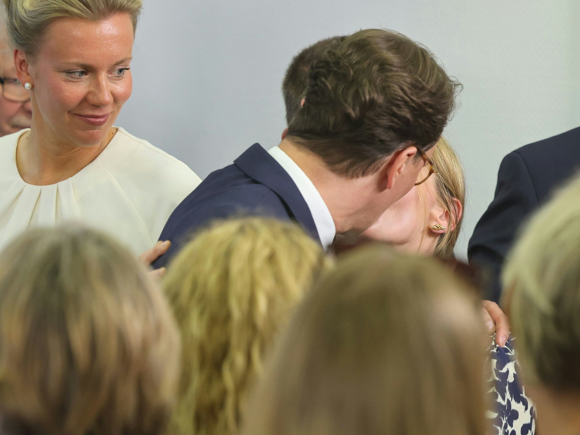 Kurz nach der Landtagswahl in Nordrhein-Westfalen am 15. Mai küsst Ministerpräsident Hendrik Wüst seine Frau Katharina auf der Party in Düsseldorf.