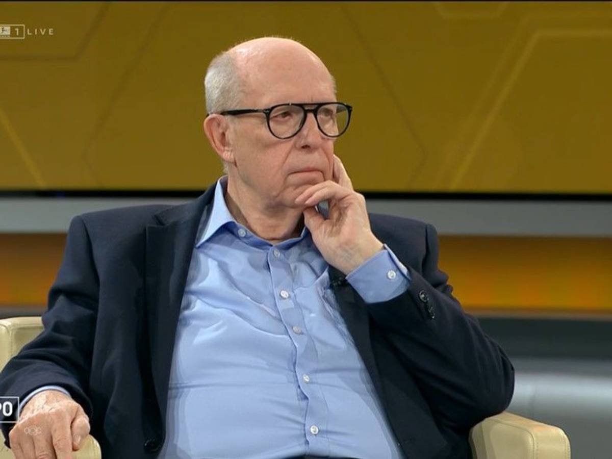 Reiner Calmund sitzt in der Sky-Talkrunde.
