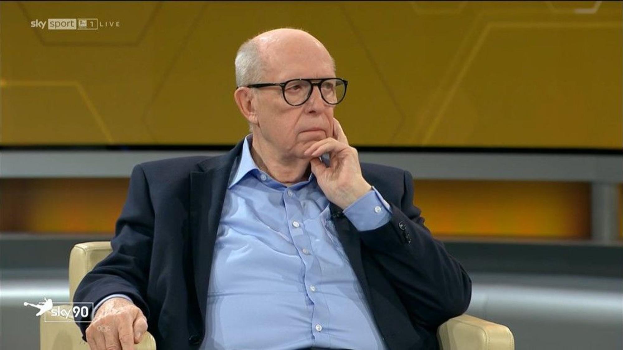 Reiner Calmund sitzt in der Sky-Talkrunde.