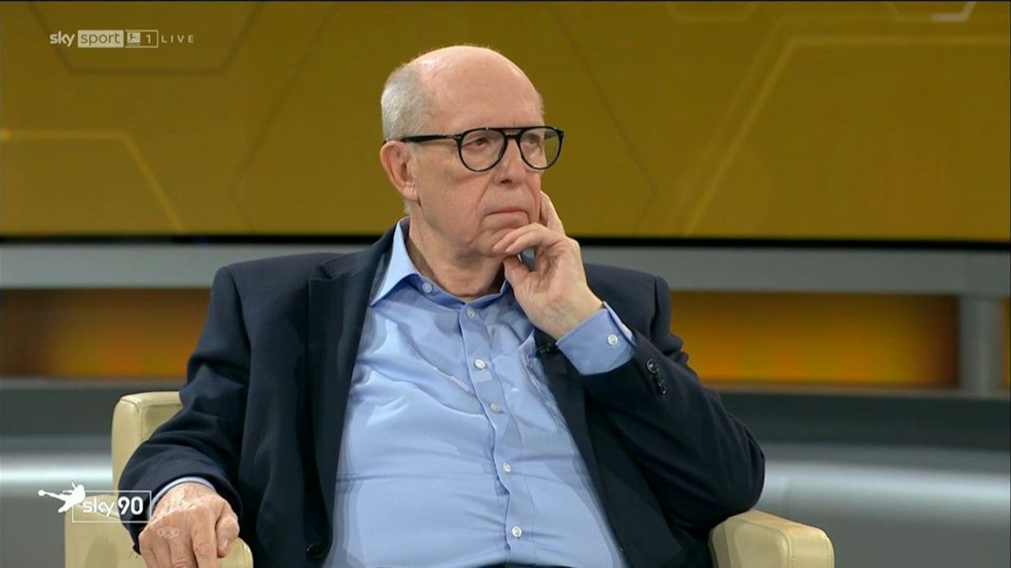 Reiner Calmund sitzt in der Sky-Talkrunde.