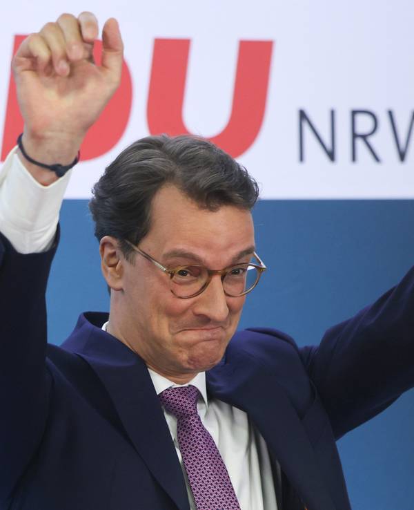 Auf der CDU-Party nach der Landtagswahl in Nordrhein-Westfalen am 15. Mai 2022 jubelt Spitzenkandidat Hendrik Wüst vor seinen Fans in Düsseldorf.