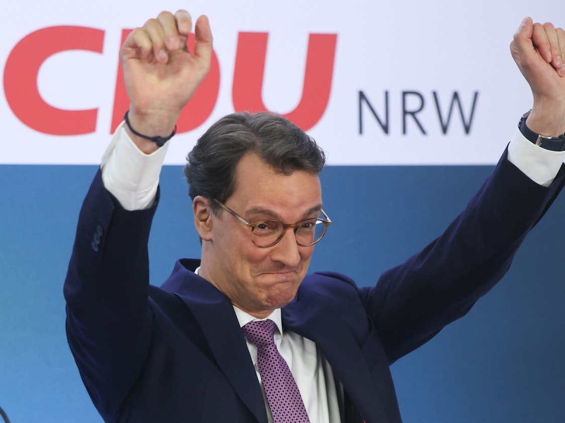 Auf der CDU-Party nach der Landtagswahl in Nordrhein-Westfalen am 15. Mai 2022 jubelt Spitzenkandidat Hendrik Wüst vor seinen Fans in Düsseldorf.