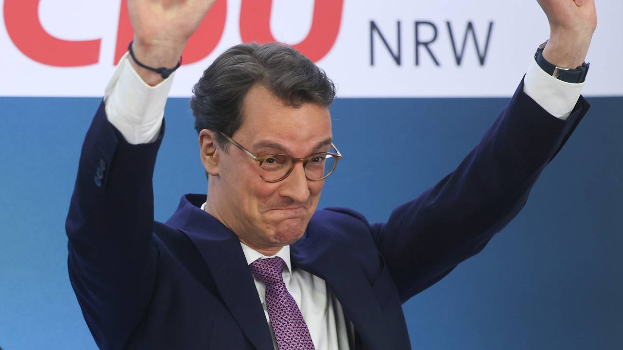 Auf der CDU-Party nach der Landtagswahl in Nordrhein-Westfalen am 15. Mai 2022 jubelt Spitzenkandidat Hendrik Wüst vor seinen Fans in Düsseldorf.