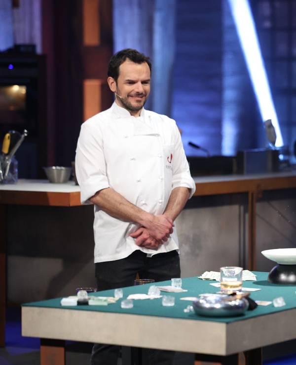 Lucas Podolski (r.) versucht, Eiswürfel in ein Whiskey-Glas zu werfen. Daneben steht Steffen Henssler (l.) in der Vox-Show „Grill den Henssler“ am 15. Mai 2022.
RTL/Frank Hempel