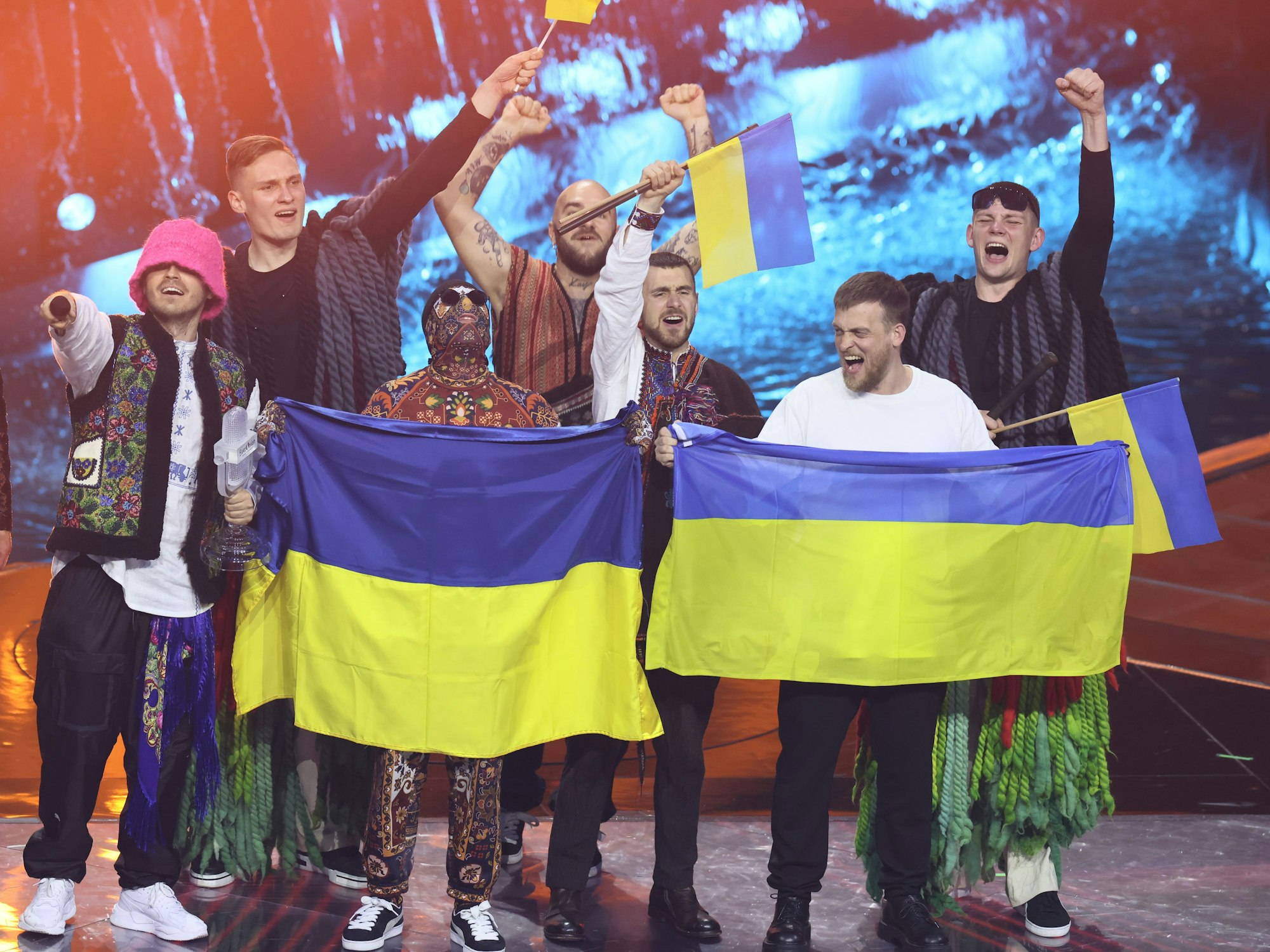 Das Kalush Orchestra aus der Ukraine jubelt über den Gewinn des Eurovision Song Contest (ESC) am 14. Mai 2022.