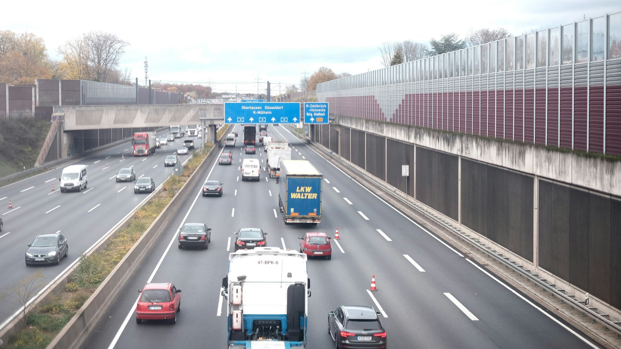 Autos auf der A3 bei Köln-Delbrück.