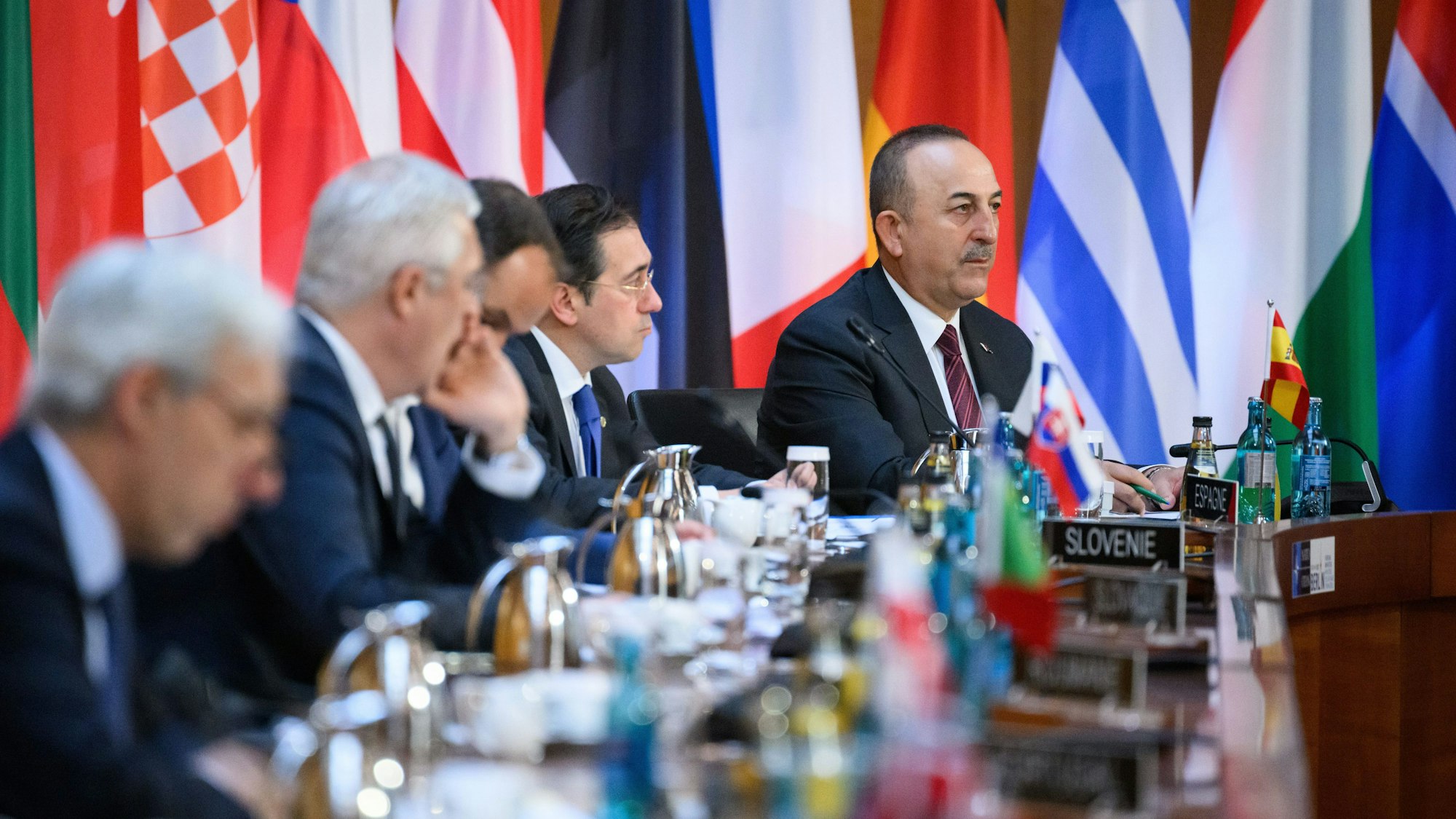 Mevlut Cavusoglu (hinten), Außenminister der Türkei, zu Beginn der ersten Sitzung beim Treffen der Nato-Außenminister im Auswärtigen Amt in Berlin am 15. Mai 2022.