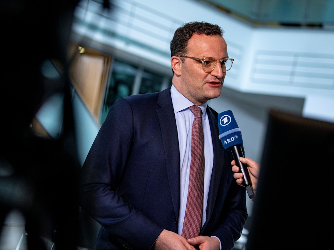 Jens Spahn (CDU) sieht den amtierenden NRW-Ministerpräsidenten Hendrik Wüst als klaren Wahlsieger und attestiert der SPD einen Schock angesichts der historischen Schlappe.