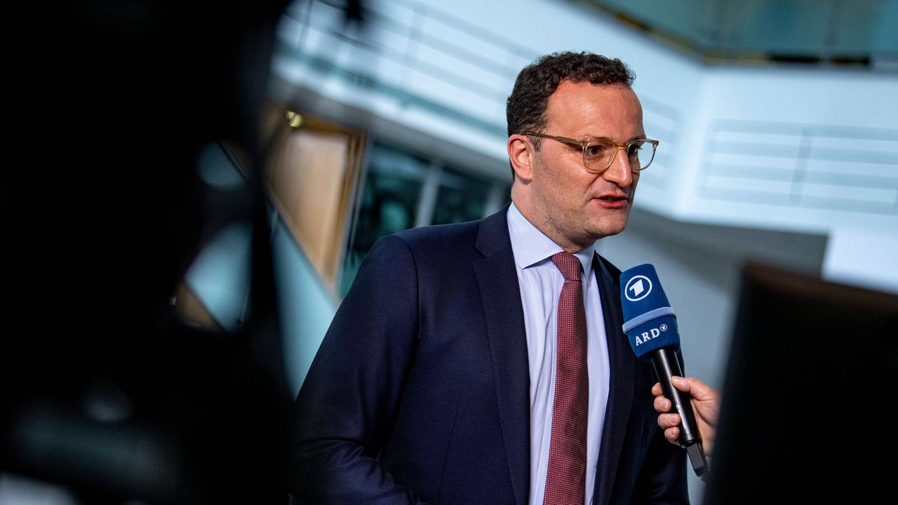 Jens Spahn (CDU) sieht den amtierenden NRW-Ministerpräsidenten Hendrik Wüst als klaren Wahlsieger und attestiert der SPD einen Schock angesichts der historischen Schlappe.