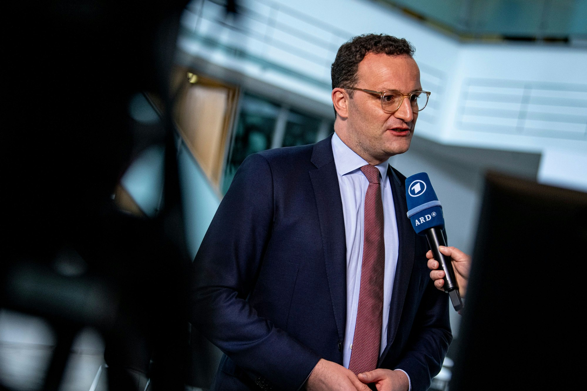 Jens Spahn (CDU) sieht den amtierenden NRW-Ministerpräsidenten Hendrik Wüst als klaren Wahlsieger und attestiert der SPD einen Schock angesichts der historischen Schlappe.