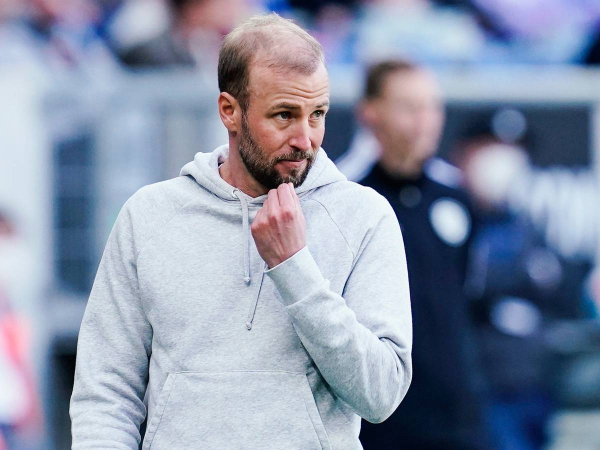 Hoffenheims Trainer Sebastian Hoeneß steht am Spielfeld.