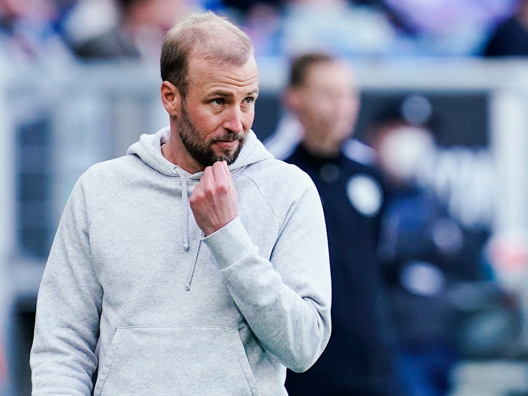 Hoffenheims Trainer Sebastian Hoeneß steht am Spielfeld.