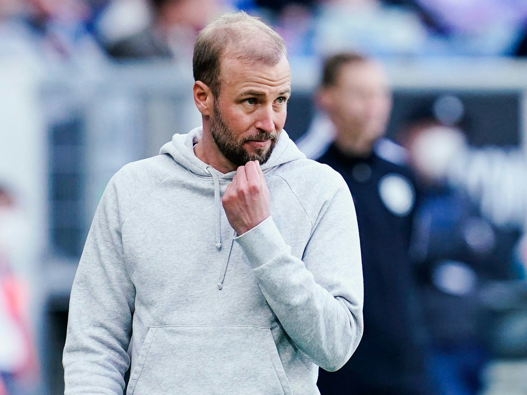 Hoffenheims Trainer Sebastian Hoeneß steht am Spielfeld.