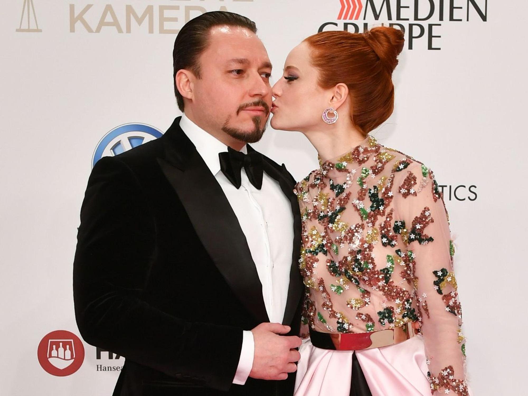 Das Model Barbara Meier gibt ihrem Verlobten Klemens Hallmann einen Kuss bei der Verleihung der Goldenen Kamera am 30. März 2019.