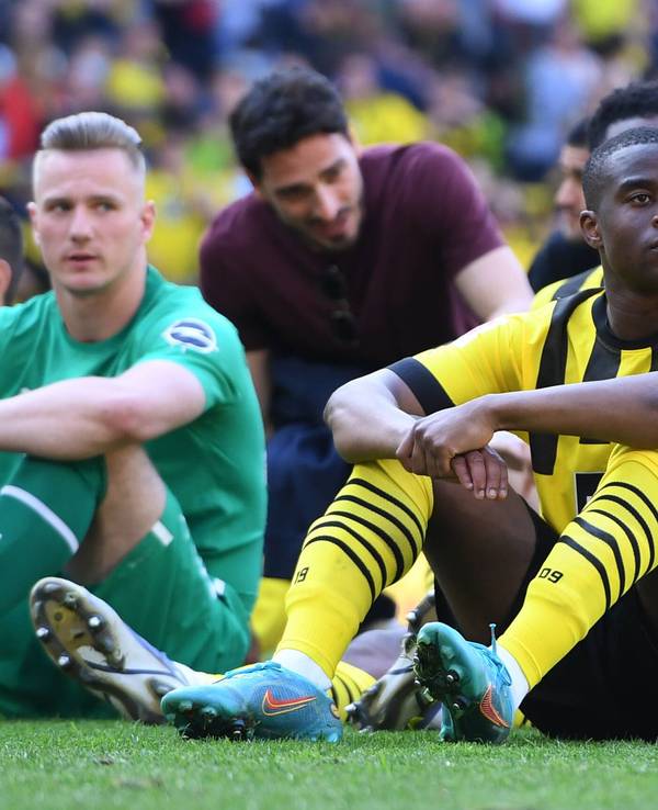 Dortmunds Youssoufa Moukoko verabschiedet sich von den Fans.